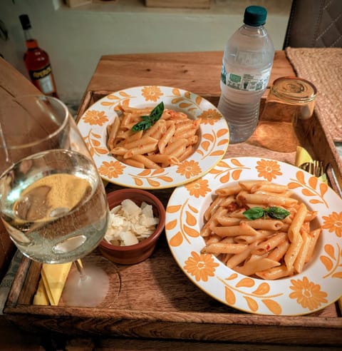 Restaurant/places to eat, Food and drinks, Lunch, Dinner, Alcoholic drinks, room service