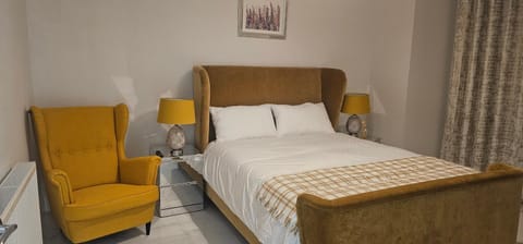 Bed, Photo of the whole room, Seating area, Bedroom