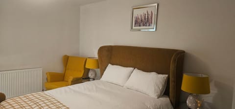 Bed, Photo of the whole room, Seating area, Bedroom, internet