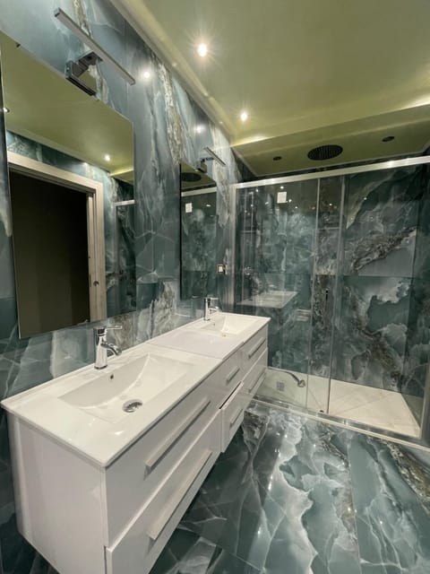 Shower, Bathroom, towels