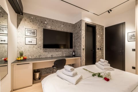 Bed, TV and multimedia, Photo of the whole room, Bedroom, towels