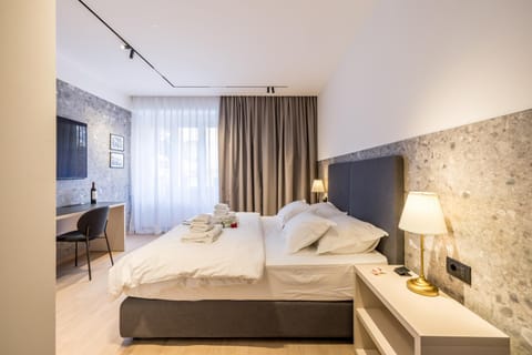 Bed, TV and multimedia, Photo of the whole room, Bedroom, towels