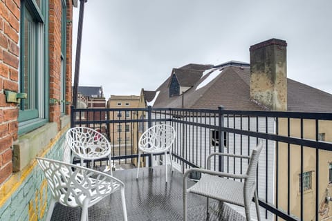 Less Than 1 Mi to Wittenberg Eclectic Loft with Parking! Apartment in Springfield