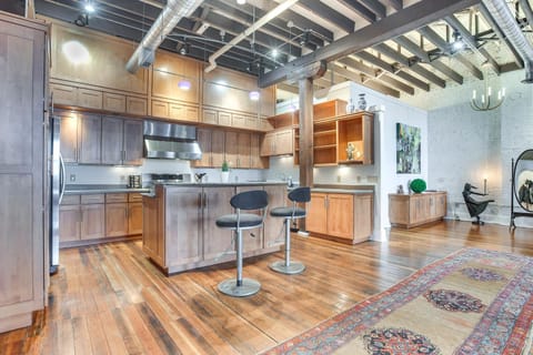 Less Than 1 Mi to Wittenberg Eclectic Loft with Parking! Apartment in Springfield