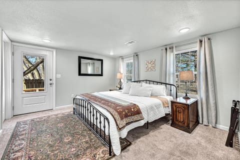 University Place, family stay, practically on JBU campus House in Siloam Springs