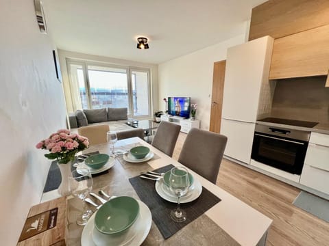 TV and multimedia, Living room, Dining area, Evening entertainment