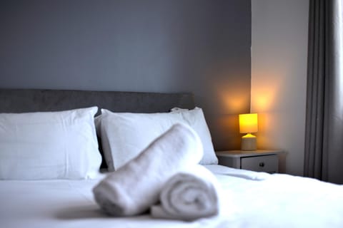 Bed, Bedroom, towels
