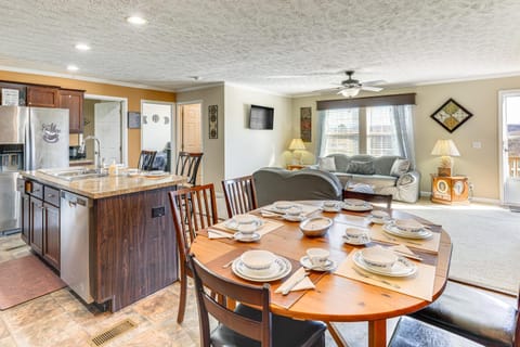 Near Hiking! Mtn-View Midway Home with Deck House in Cherokee Reservoir