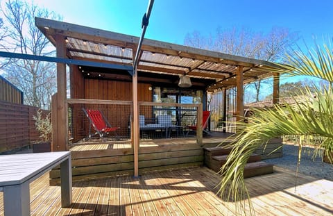 Property building, Patio, Balcony/Terrace