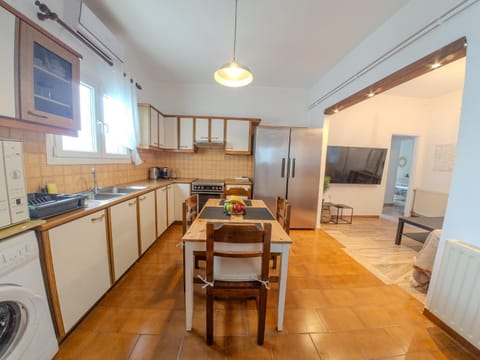 TV and multimedia, Kitchen or kitchenette, Dining area, dishwasher, oven, toaster, washing machine, kitchen