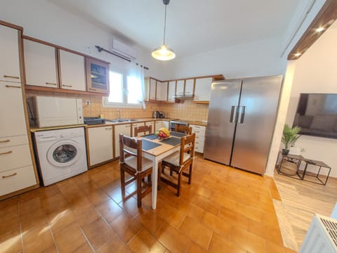 Kitchen or kitchenette, Dining area, dishwasher, oven, washing machine, kitchen