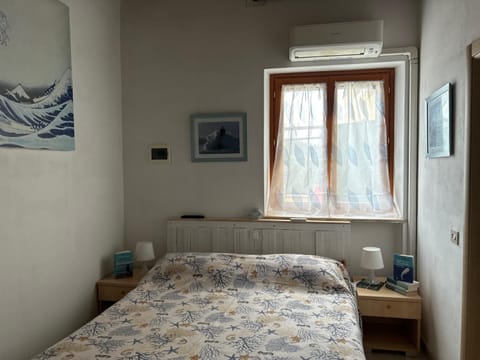 Bedroom, air conditioner