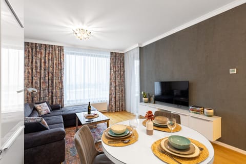 TV and multimedia, Living room, Seating area, Dining area