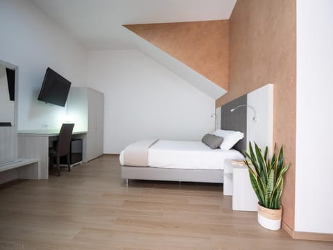 Bed, TV and multimedia, Photo of the whole room, Evening entertainment, Bedroom