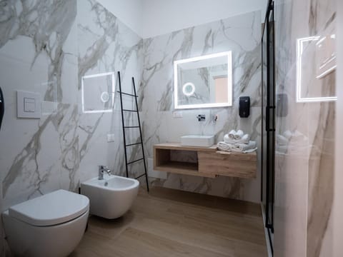 Shower, Toilet, Bathroom, bidet, towels