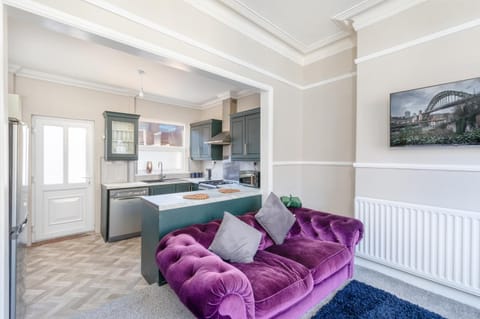 TV and multimedia, Kitchen or kitchenette, Living room, Photo of the whole room, Seating area, internet