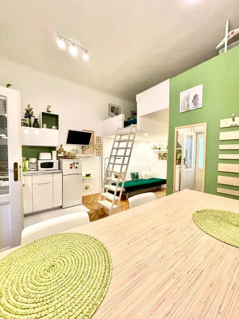Facade/entrance, Bed, TV and multimedia, Coffee/tea facilities, Kitchen or kitchenette, Photo of the whole room, Dining area, minibar, kitchen