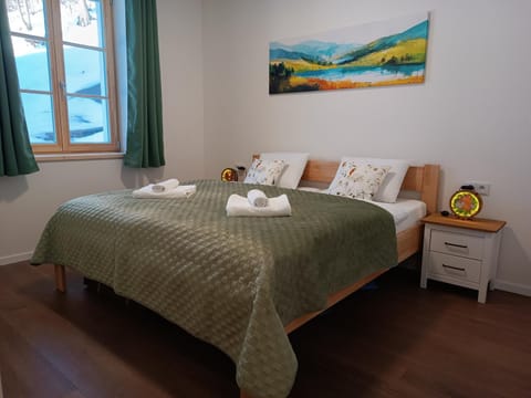 Bed, Bedroom, towels