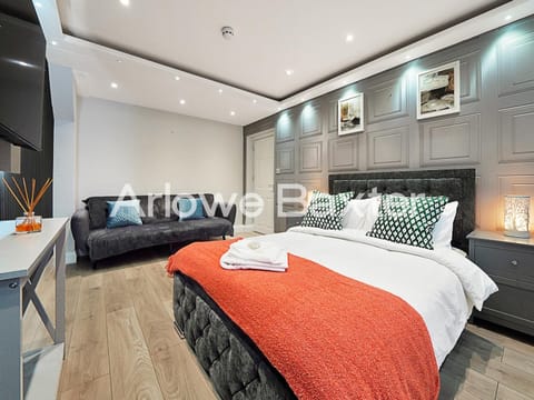 Bed, TV and multimedia, Photo of the whole room, Seating area, Bedroom, Text overlay