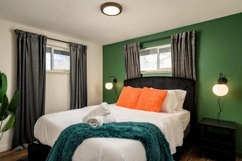 Huge Hot Tub, Theater Room, Family Friendly Oasis House in Arvada