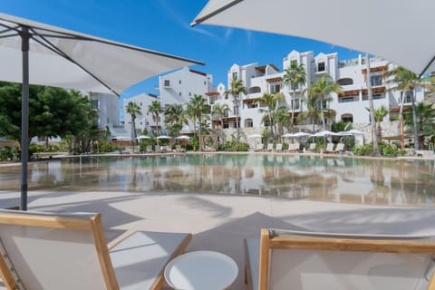 Pool view, Swimming pool, sunbed