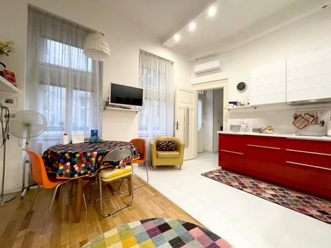 Kitchen or kitchenette, Photo of the whole room, Dining area
