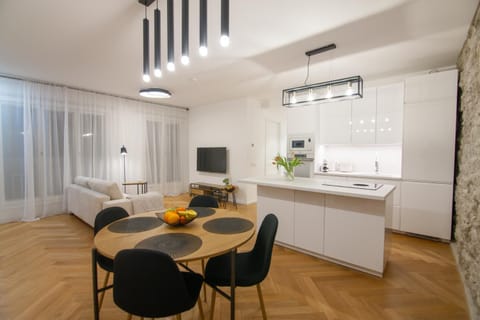 TV and multimedia, Kitchen or kitchenette, Dining area, stove