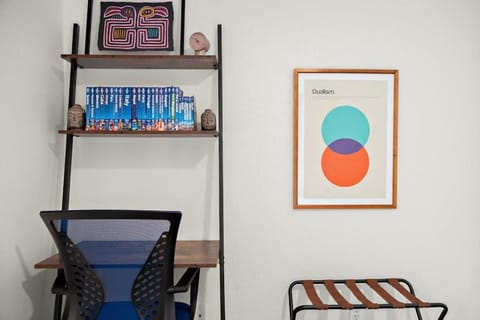 Artist Retreat on the Creek - Sleeps 10 - Hot tub House in Leander