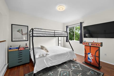 Artist Retreat on the Creek - Sleeps 10 - Hot tub House in Leander