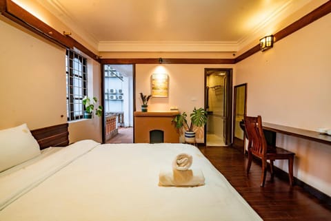 Bed, Photo of the whole room, Seating area, Bedroom, fireplace