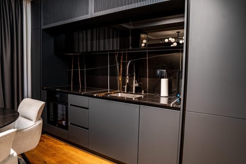 Coffee/tea facilities, Kitchen or kitchenette, stove