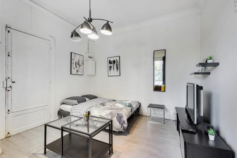 Bed, TV and multimedia, Photo of the whole room, Decorative detail, Seating area, Bedroom