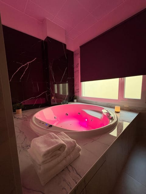 Hot Tub, Bathroom, Bath, towels