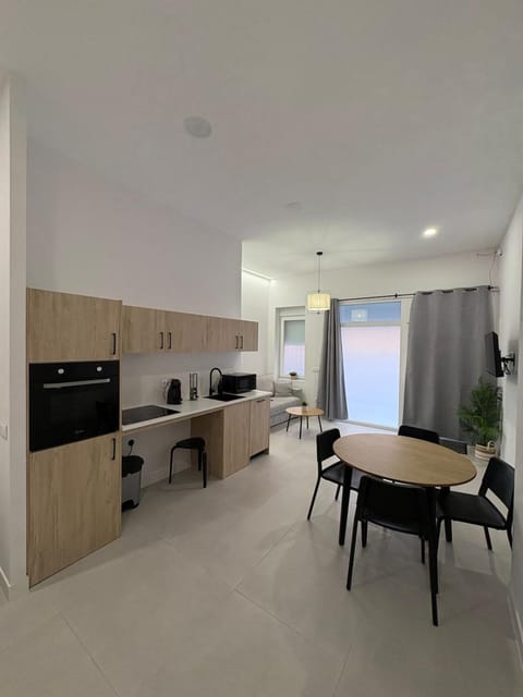 Kitchen or kitchenette, Dining area, dishwasher, microwave, minibar, oven, stove