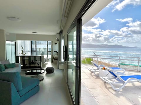 Day, Natural landscape, View (from property/room), Balcony/Terrace, Living room, Beach, Sea view, sunbed