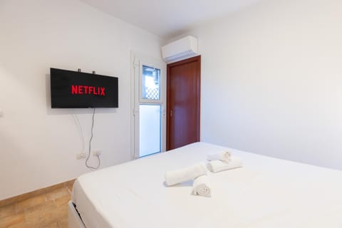 Bed, TV and multimedia, Photo of the whole room, Bedroom, towels, air conditioner