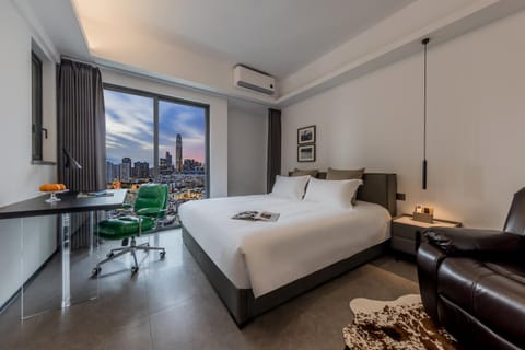 Bed, TV and multimedia, Living room, air conditioner
