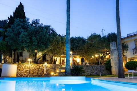 Property building, Night, Garden, Garden view, Pool view, Swimming pool, sunbed