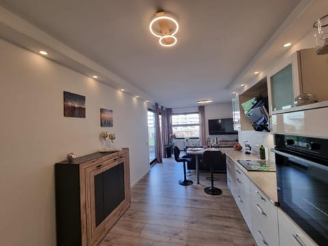 TV and multimedia, Kitchen or kitchenette, Dining area, dishwasher, oven, stove