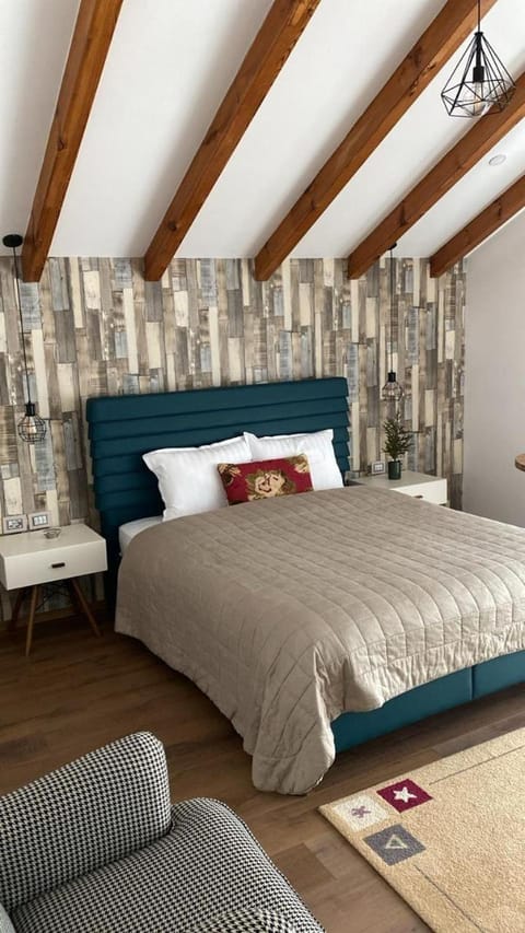 Bed, Photo of the whole room, Seating area, Bedroom