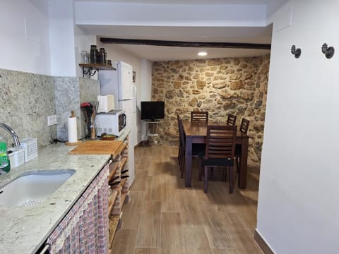 Kitchen or kitchenette, Dining area, stove, toaster
