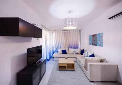 Communal lounge/ TV room, TV and multimedia, Living room, Seating area, Evening entertainment, air conditioner