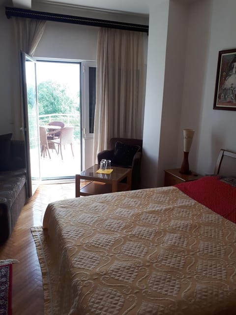 Bed, Photo of the whole room, Decorative detail, Decorative detail, Lake view, Mountain view, River view