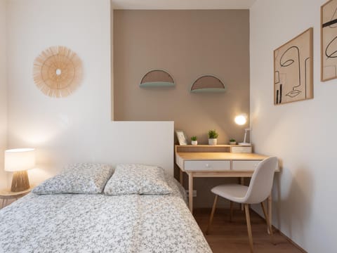 Bed, Photo of the whole room, Bedroom, towels