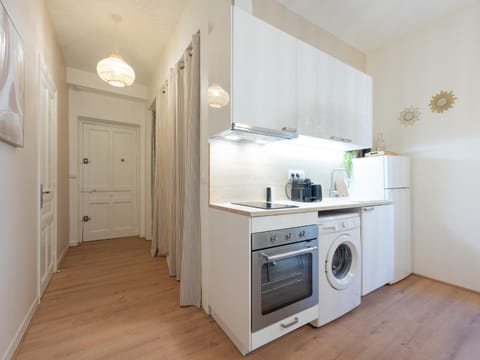 Coffee/tea facilities, Kitchen or kitchenette, oven, stove, washing machine