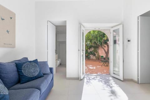 Day, Living room, Seating area