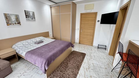 Bed, TV and multimedia, Photo of the whole room, Bedroom