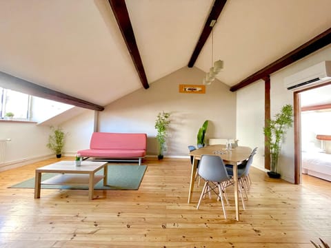 Property building, Communal lounge/ TV room, Living room, Seating area, Dining area, Meals, air conditioner