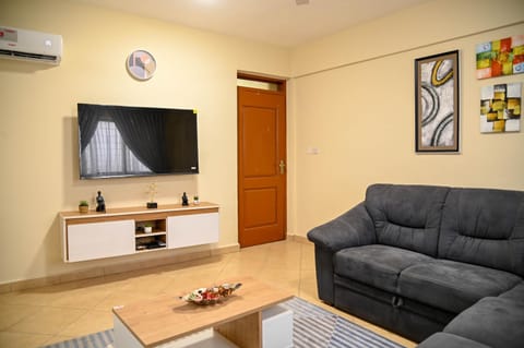 Communal lounge/ TV room, TV and multimedia, Living room, Seating area, air conditioner