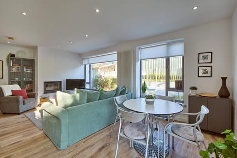 Seating area, Dining area